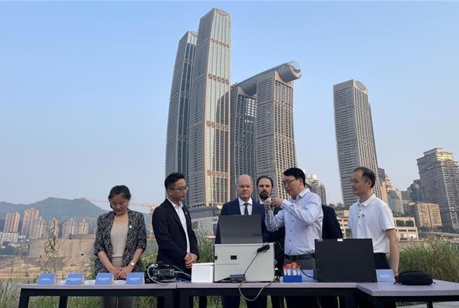 圖為德國總理蕭茲14日參訪重慶時畫面。（摘自中新社）