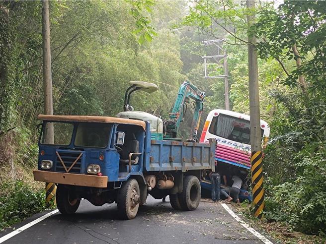 地方熱心人士到場救援。（民眾提供／李京昇苗栗傳真）