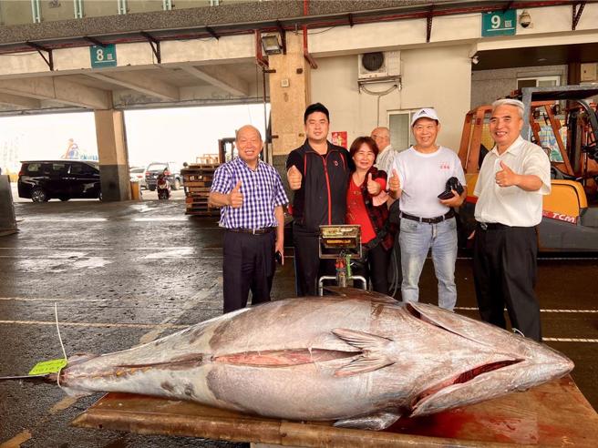 蘇澳區漁會理事長蔡源龍（左一）與總幹事陳春生（右一），一起恭賀船長李家豪（左二）和他的媽媽（中）。（吳佩蓉攝）