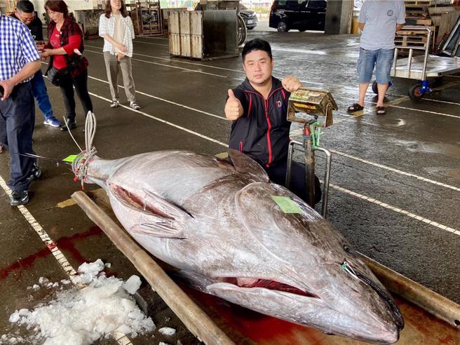 33歲船長李家豪連莊奪得「南方澳第一鮪」，破紀錄！（吳佩蓉攝）