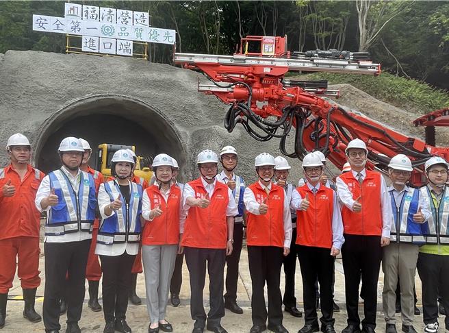 行政院长陈建仁等人视察石门水库至新竹联通管工程，强化桃竹供水韧性。(吕筱蝉摄)