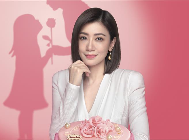 賈靜雯代言母親節主題冰淇淋蛋糕。（哈根達斯提供）