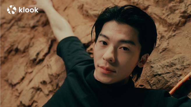 許光漢化身代言人，在廣告中攀岩耍帥。（Klook提供）