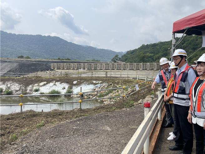 桃園市長張善政視察大嵙崁清淤輸送系統工程，屆時可減少大溪、龍潭市區道路衝擊。(呂筱蟬攝)