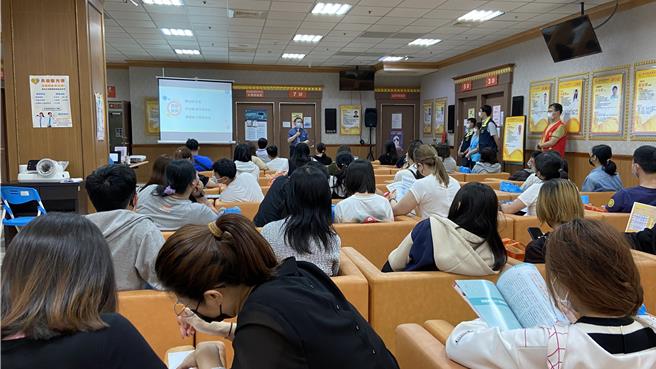 员荣医疗体系为储备医护人才，与仁德医专合作开办「员荣护理专班」，日前在该院员生院区举办招生说明会，吸引北自桃园南到嘉义等县市近百位学生、家长参加。（员荣医院提供／叶静美彰化传真）