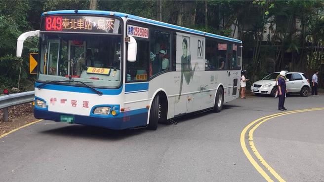 新北市乌来今天发生公车与机车擦撞的交通意外，造成机车骑士伤重不治。（新北市新店警分局提供／吕健豪新北传真）