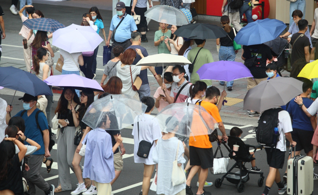 全台处在西南风环境，天气又闷又热，局部地区偶有零星降雨。（资料照）