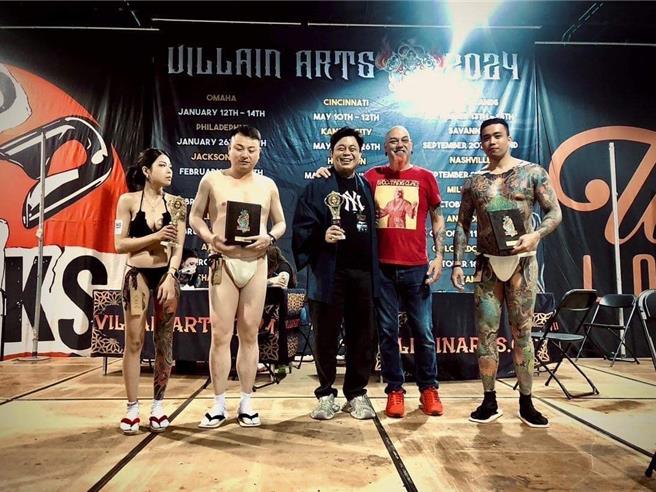 40岁高雄刺青师周墨水近日横扫2024全美最大、芝加哥刺青展，从1800位刺青师中脱颖而出，在风格「大乱斗」的混合组别中，囊括4金2铜。（周墨水提供）