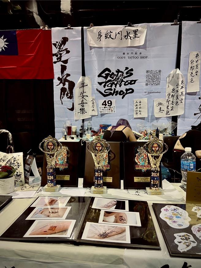 摊位现场还摆放我国国旗。（周墨水提供）