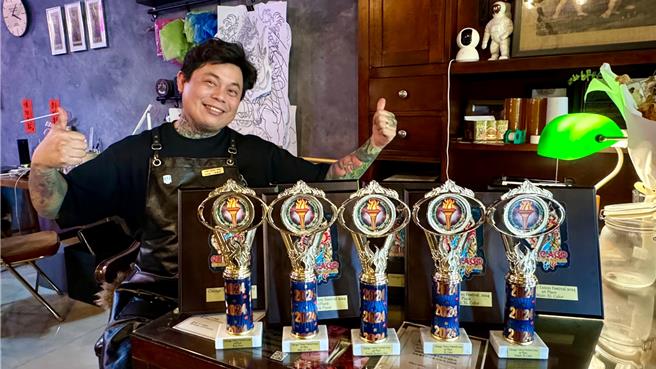 40岁高雄刺青师周墨水近日横扫2024全美最大、芝加哥刺青展，从1800位刺青师中脱颖而出，在风格「大乱斗」的混合组别中，囊括4金2铜。（柯宗纬摄）