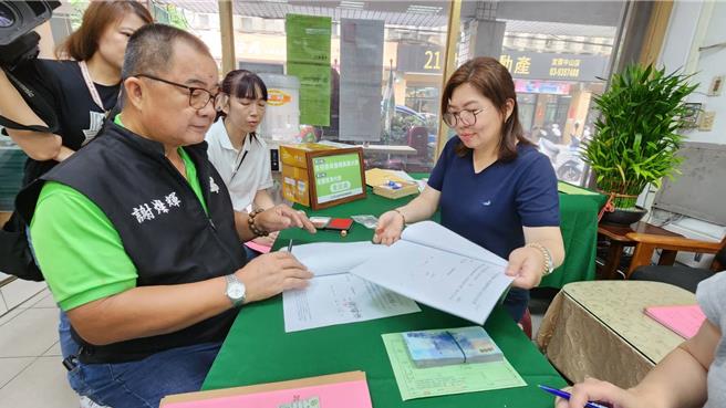 民進黨宜蘭縣黨部訂於5月26日改選第20屆主委，今（15日）開放登記，沒想到半路殺出個陳咬金，縣議員謝燦輝竟第一個登記參選。（吳佩蓉攝）