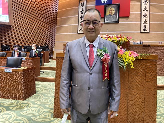 民進黨宜蘭縣黨部訂於5月26日改選第20屆主委，今（15日）開放登記，沒想到半路殺出個陳咬金，縣議員謝燦輝竟第一個登記參選。（吳佩蓉攝）