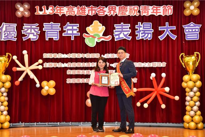劉柱均（右）獲今年高雄市優秀青年表揚。（劉柱均提供）