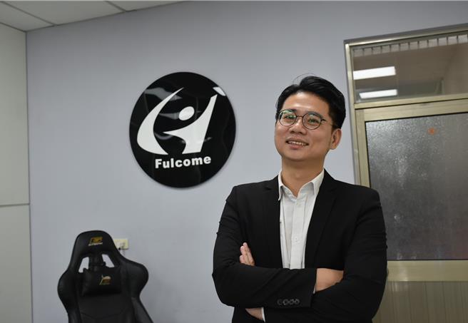 高雄阜冠國際開發公司總經理劉柱均從父親手中接下傳統成衣產業並轉型，創立「阜冠」品牌。（劉柱均提供）