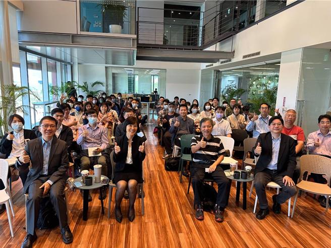 高市府為了達成2050淨零排放的目標，於去年11月在亞洲新灣區成立全台首創「淨零學院」，受到熱烈歡迎，許多企業及民眾爭相報名，且取證率幾乎百分百。（高市府環保局提供／洪浩軒高雄傳真）