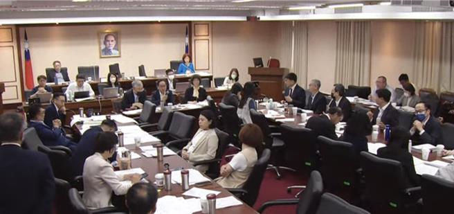 立法院交通委员会今审理《电子签章法》修正案，其中落日条款协议改为1年，若要展延须向数位部提出申请，获得同意后可延展2年，全案送出交委会，有望本会期三读通过。（翻摄自国会频道）