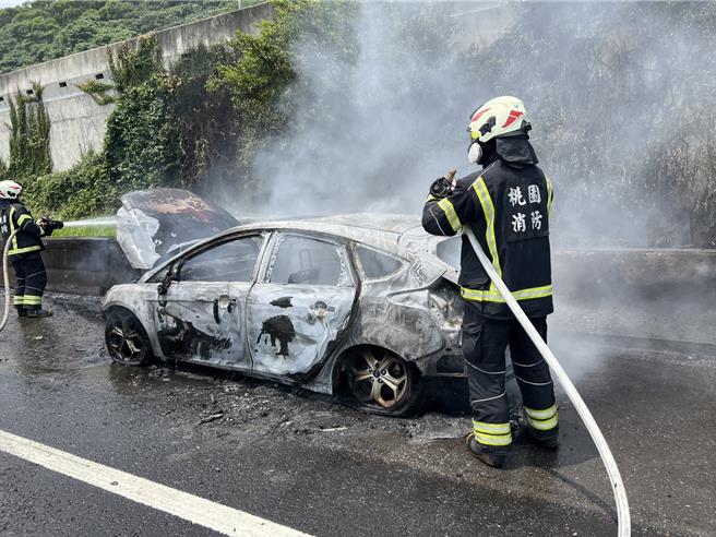 男国道奔驰见冒烟暂停路肩报案，下秒车子就成一团火球，消防获报连忙前往灭火。(翻摄照片／蔡依珍桃园传真)