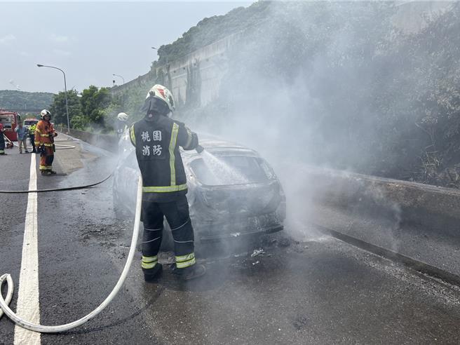 男国道奔驰见冒烟暂停路肩报案，下秒车子就成一团火球，消防获报连忙前往灭火。(翻摄照片／蔡依珍桃园传真)
