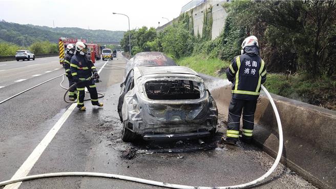 男国道奔驰见冒烟暂停路肩报案，下秒车子就成一团火球，消防获报连忙前往灭火。(翻摄照片／蔡依珍桃园传真)