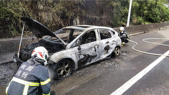 男国道奔驰见冒烟暂停路肩报案，下秒车子就成一团火球，消防获报连忙前往灭火。(翻摄照片／蔡依珍桃园传真)
