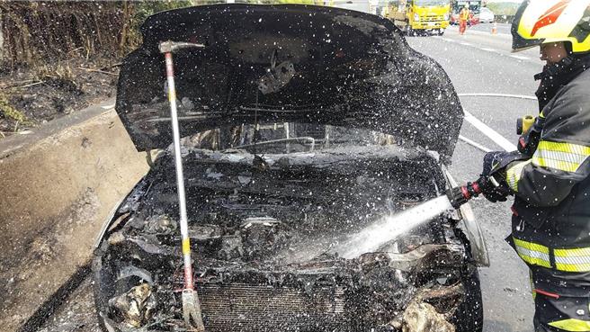 男国道奔驰见冒烟暂停路肩报案，下秒车子就成一团火球，消防获报连忙前往灭火。(翻摄照片／蔡依珍桃园传真)