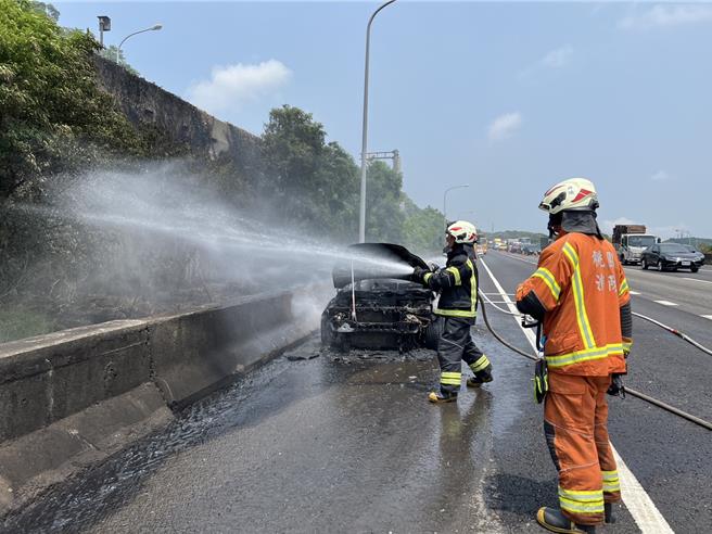 男国道奔驰见冒烟暂停路肩报案，下秒车子就成一团火球，消防获报连忙前往灭火。(翻摄照片／蔡依珍桃园传真)