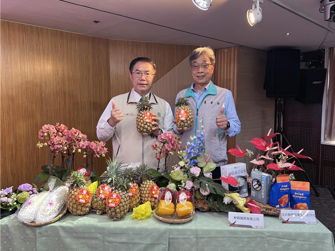 農業部代理部長陳駿季及台南市長黃偉哲15日連袂出席前進新加坡食品展記者會，預祝參展的台南市5家業者訂單滿滿、業績長紅。（洪榮志攝）