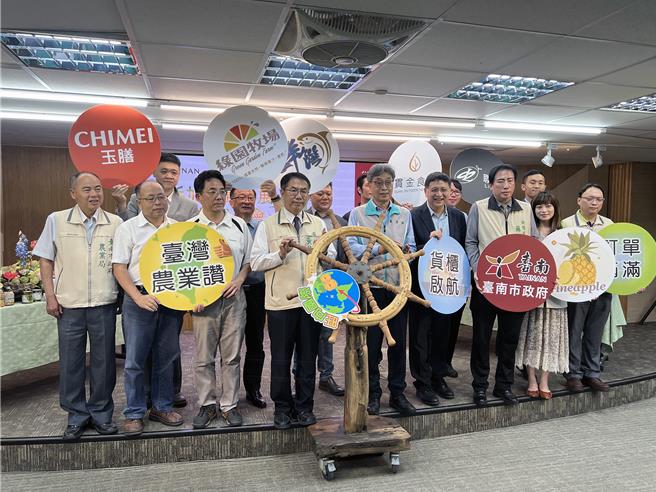 農業部代理部長陳駿季及台南市長黃偉哲15日連袂出席前進新加坡食品展記者會，預祝參展的台南市5家業者訂單滿滿、業績長紅。（洪榮志攝）