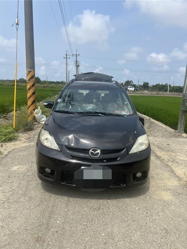 谢男开车跟着送葬队伍要返家集合地点，疑似机械故障失控往前撞。（朴子分局提供∕吕妍庭嘉义传真）