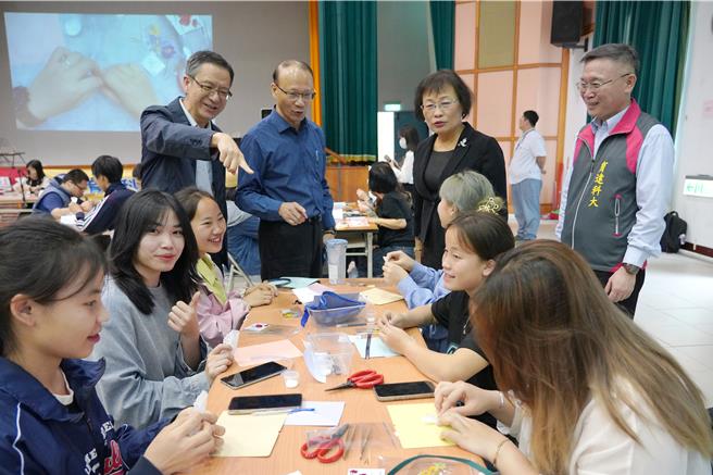 越南班同學手作母親節卡片。（校方提供／李京昇苗栗傳真）