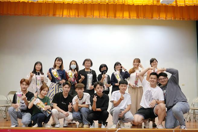 國內學生與越南班同學代表贈送花束與輔導老師。（校方提供／李京昇苗栗傳真）