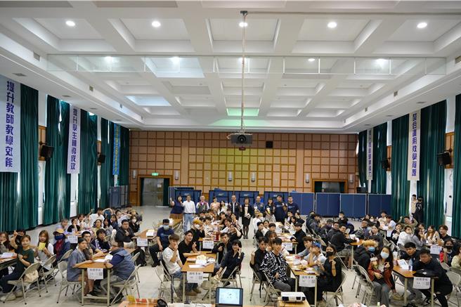 眾人合影。（校方提供／李京昇苗栗傳真）