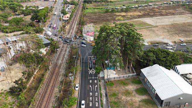 高雄市桥头区桥南路与楠梓路口当地车流量大，又有铁路经过时常造成雍塞，高雄市交通局调整该处路口配置。（高雄市交通局提供／任义宇高雄传真）