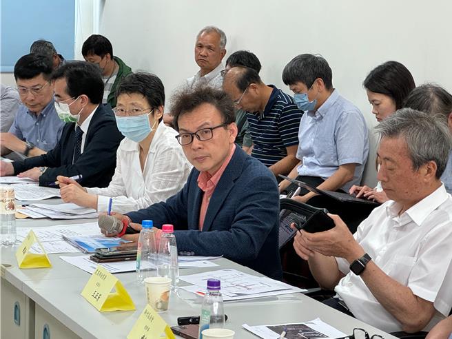 经济部水利署计画在新竹市南寮地区兴建海水淡化厂，地方担心污染等负面影响，立委郑正钤（右二）15日邀水利署等向地方说明。（陈育贤摄）