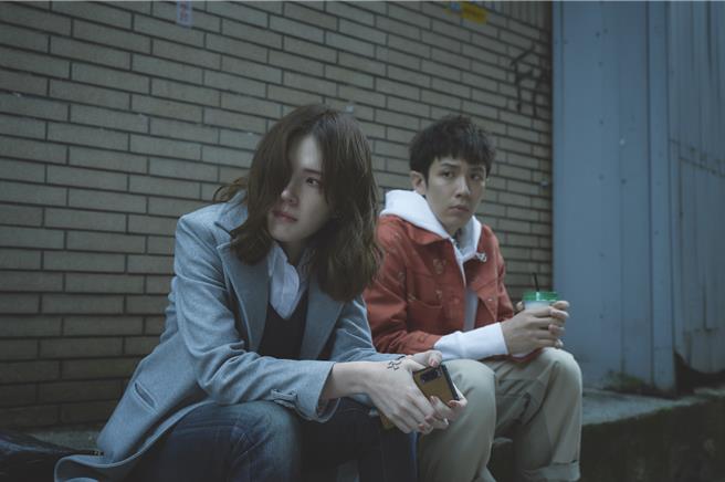 《不夠善良的我們》中，柯震東呆萌惹哭許瑋甯。（公視、MyVideo提供）