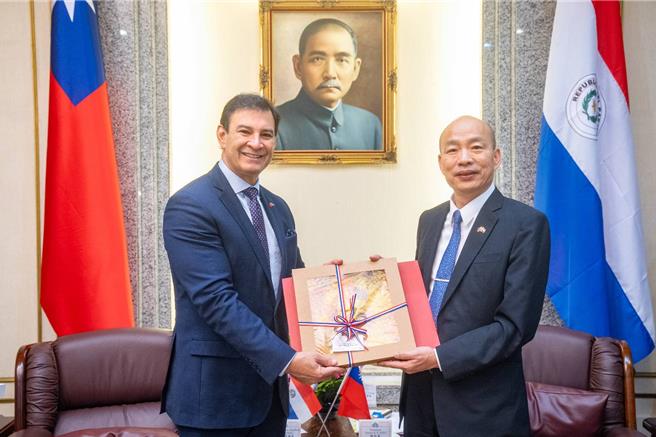 立法院长韩国瑜（右）与巴拉圭参议院议长欧斐拉（左）。（立法院提供）