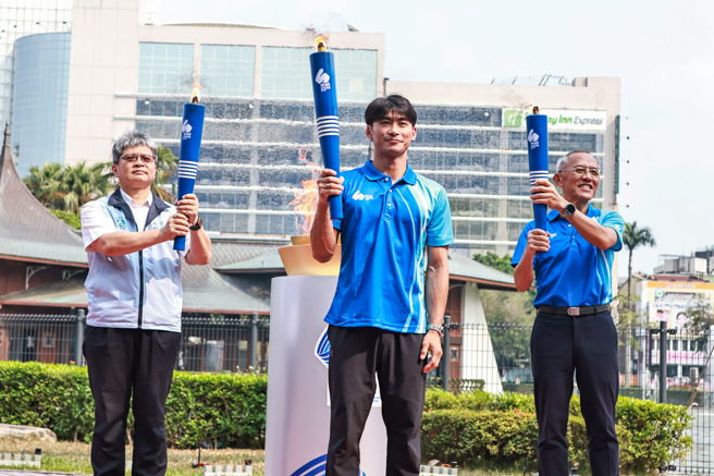 柔道國手楊勇緯（中）為母校台灣體大再次舉辦全大運感到開心，也很榮幸出席聖火點燃儀式。（台灣體大提供）