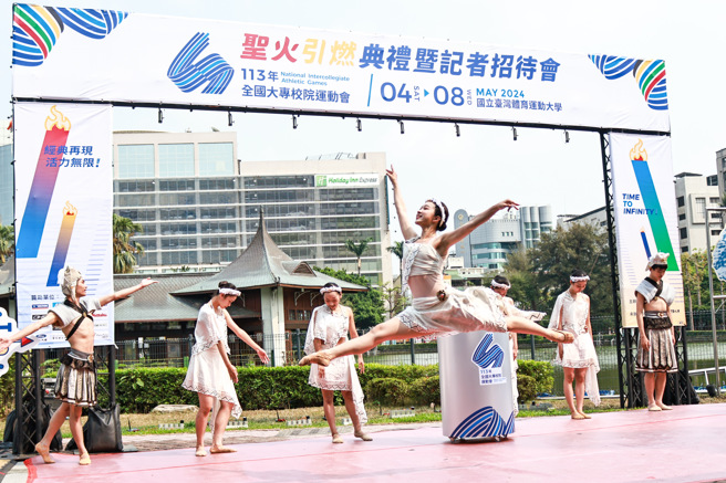 113全大運聖火點燃儀式上，穿著希臘傳統服飾的舞者展現曼妙舞姿。（台灣體大提供）