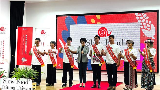 慢食全球年会台东代表队成员出炉，右起分别为出力酿、盖亚那工作坊、旗遇海味、日出禾作、共农共食、恰比兔子及爱兰哥尔咖啡等7间店家。（萧嘉蕙摄）
