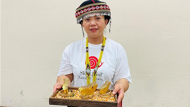 盖亚那工作坊致力于部落作物保种及留种，以玉米及油芒制作料理「月亮下的约定」。（萧嘉蕙摄）
