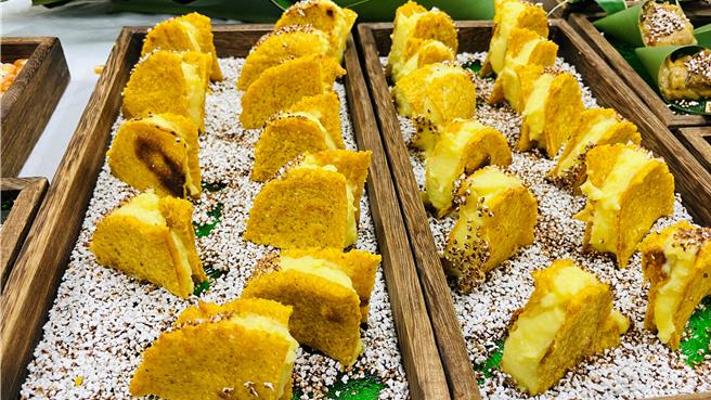 盖亚那工作坊推出料理「月亮下的约定」，将米饼夹入豆泥，并沾裹翻炒过的油芒。（萧嘉蕙摄）