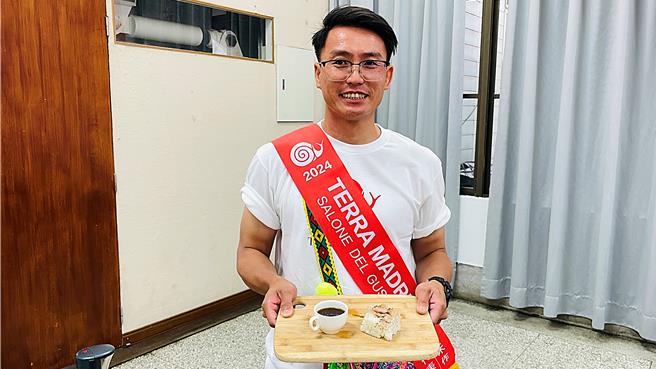 日出禾作端出全台首杯零碳咖啡及阿美族传统糯米饭，分享部落传统饮食文化。（萧嘉蕙摄）