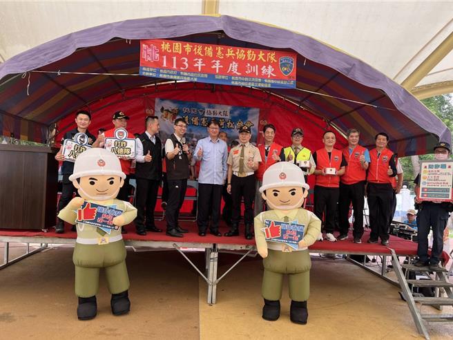 桃园市长张善政14日出席「桃园市后备宪兵荷松协会」年度训练。（八德分局提供）