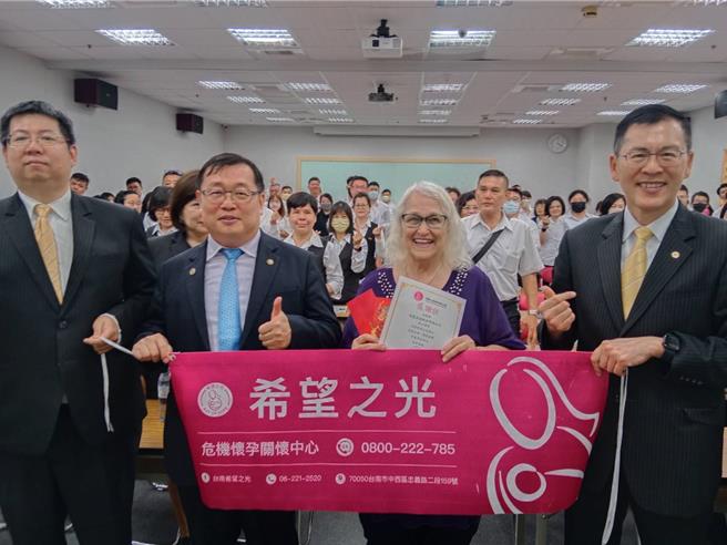 永慶不動產鴻麗事業團隊執行長洪伍賢（右）代表鴻麗基金會捐2萬元，裘佩恩（左）則捐出講師費。（柯宗緯翻攝）