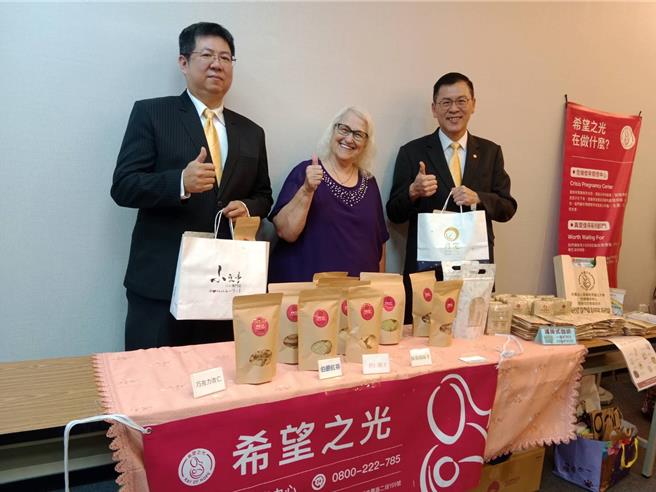 鴻麗團隊舉辦專題演講也做公益。（柯宗緯翻攝）