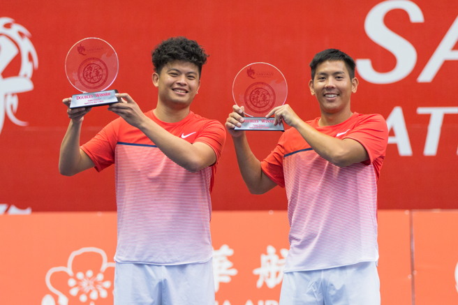 華國三太子國際男子網球挑戰賽2016年賽事雙打冠軍謝政鵬（左）、楊宗樺。（海碩整合行銷提供）