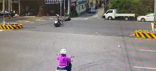 彰化一名王姓女子稱要趕著去法院跟人和解，今日早上10點半許，在彰化市金馬路三段巷口闖紅燈，撞上要去送貨的阮姓男子，王女倒地造成腳挫傷送醫，警方對其違規闖紅燈行為將開罰。（民眾提供／葉靜美彰化傳真）