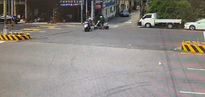 彰化一名王姓女子稱要趕著去法院跟人和解，今日早上10點半許，在彰化市金馬路三段巷口闖紅燈，撞上要去送貨的阮姓男子，王女倒地造成腳挫傷送醫，警方對其違規闖紅燈行為將開罰。（民眾提供／葉靜美彰化傳真）