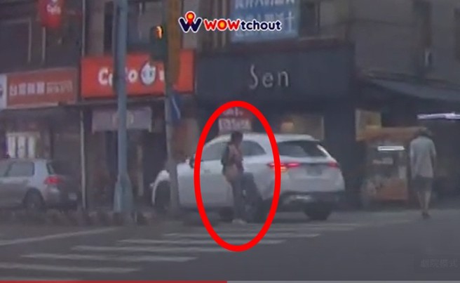 女子過馬路差點被賓士休旅車撞到，女子生氣踢休旅車兩腳。（翻攝Wowtchout - 地圖型行車紀錄器分享平台）