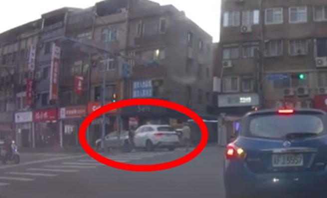 女子過馬路差點被賓士休旅車撞到，女子生氣踢休旅車兩腳。（翻攝Wowtchout - 地圖型行車紀錄器分享平台）